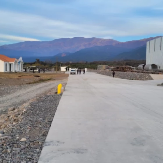 Caminos de acceso y plateas